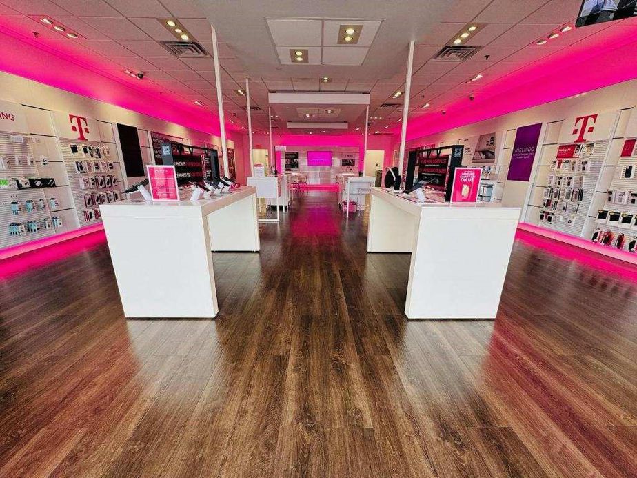 Foto del interior de la tienda T-Mobile en Alameda & Glazebrook, Corpus Christi, TX