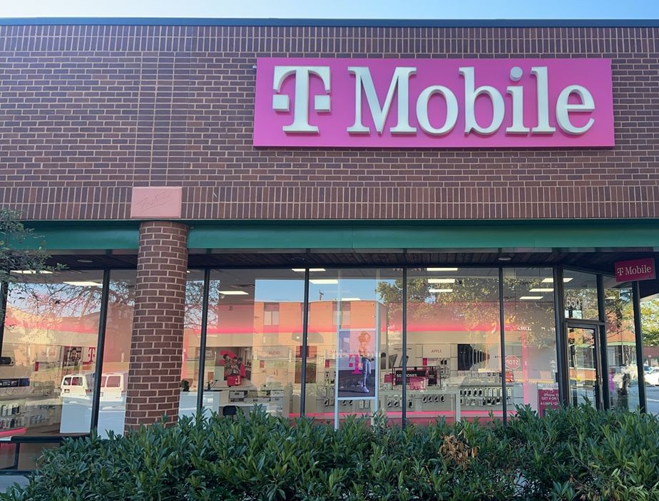 Exterior photo of T-Mobile Store at Park Plaza Shopping Center, Severna Park, MD
