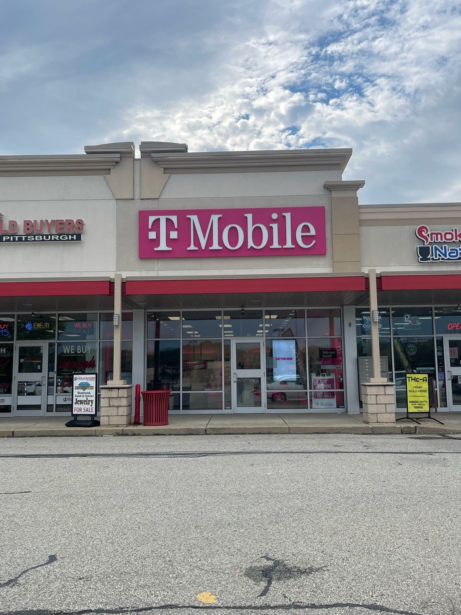 Foto del exterior de la tienda T-Mobile en Highlands Mall Dr & Freeport Rd, Natrona Heights, PA