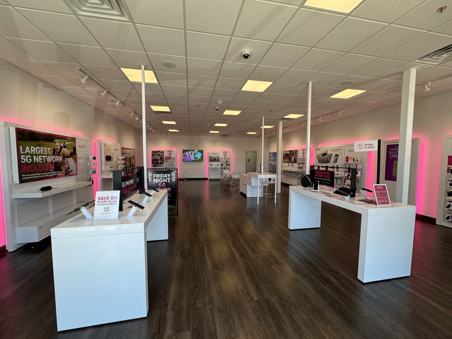 Foto del interior de la tienda T-Mobile en US Hwy 82 & Lawrence St, Gainesville, TX