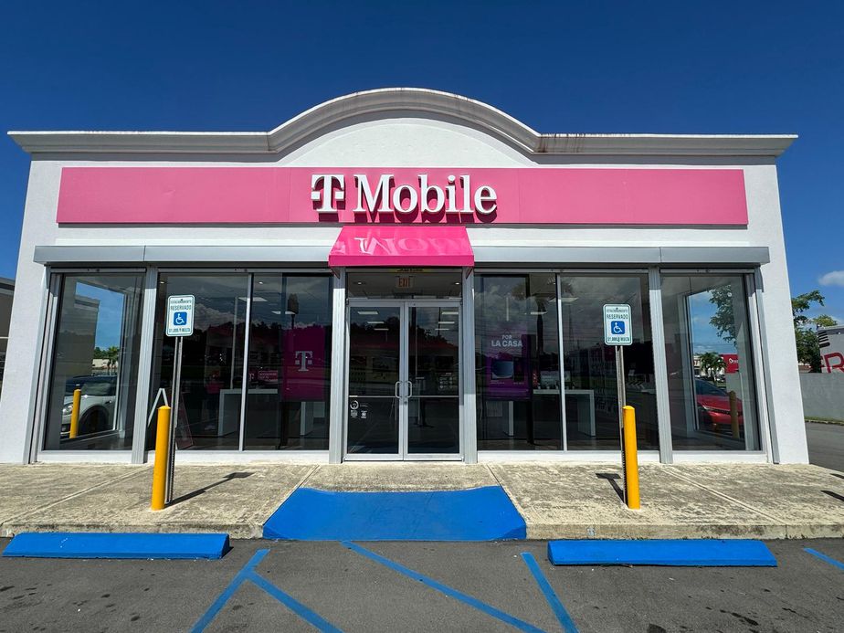 Foto del exterior de la tienda T-Mobile en Plaza Anasco, Anasco, PR