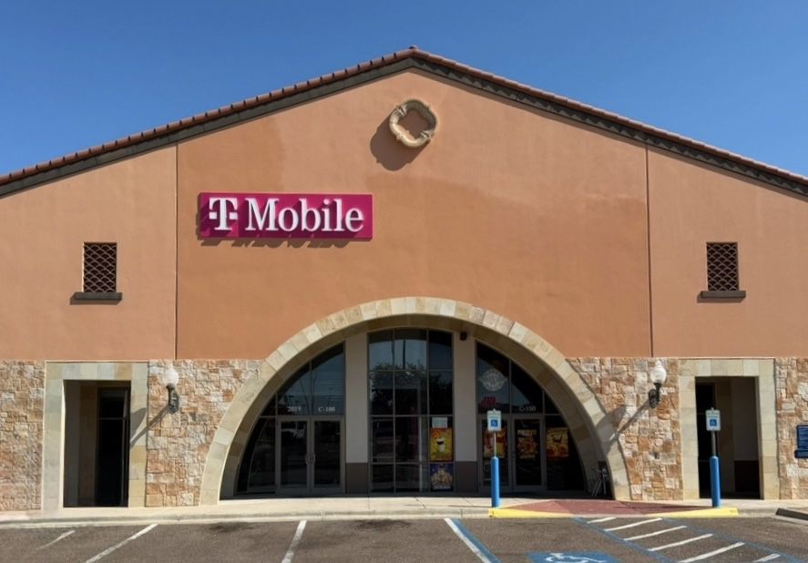 Foto del exterior de la tienda T-Mobile en Independence Plaza, Laredo, TX