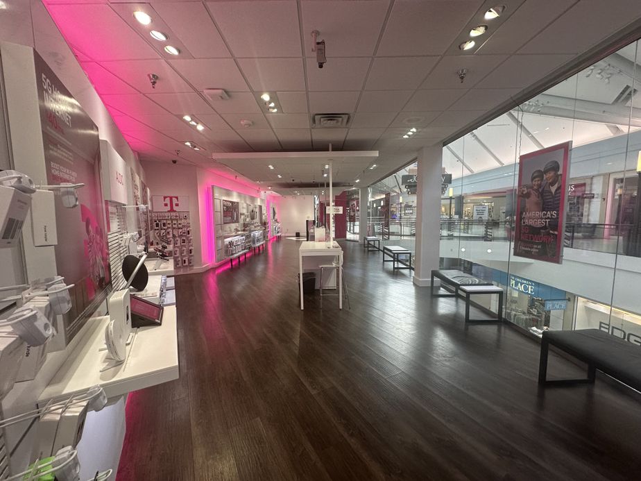 Foto del interior de la tienda T-Mobile en Town East Mall, Mesquite, TX