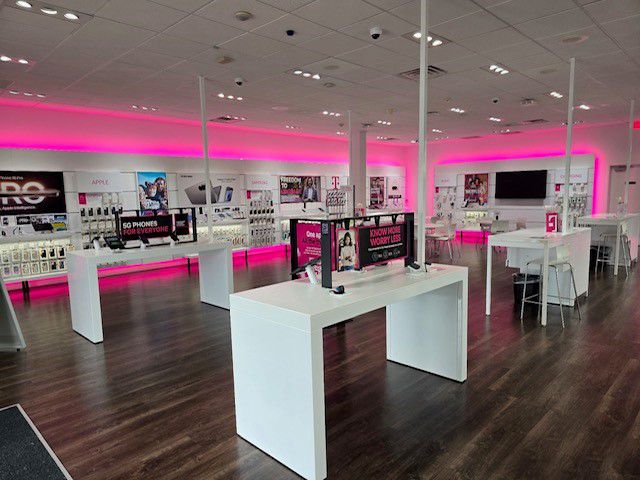 Foto del interior de la tienda T-Mobile en I-45 & Fm 646, League City, TX