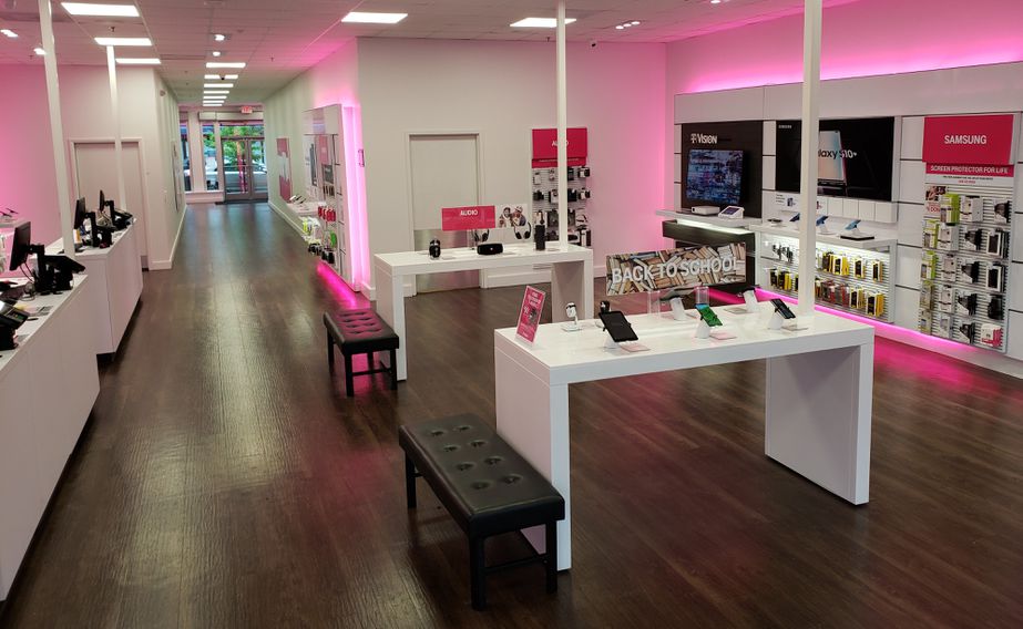 Foto del interior de la tienda T-Mobile en Pottstown Pike & Bartlett Ave, Exton, PA