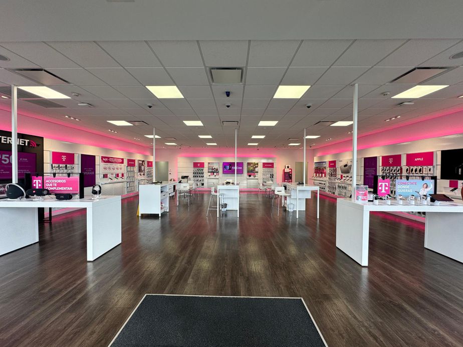 Foto del interior de la tienda T-Mobile en Plaza Anasco, Anasco, PR