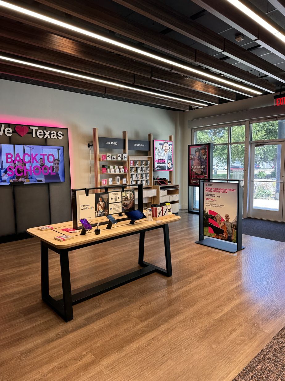Foto del interior de la tienda T-Mobile en E Round Grove Rd & Vista Ridge Mall, Lewisville, TX