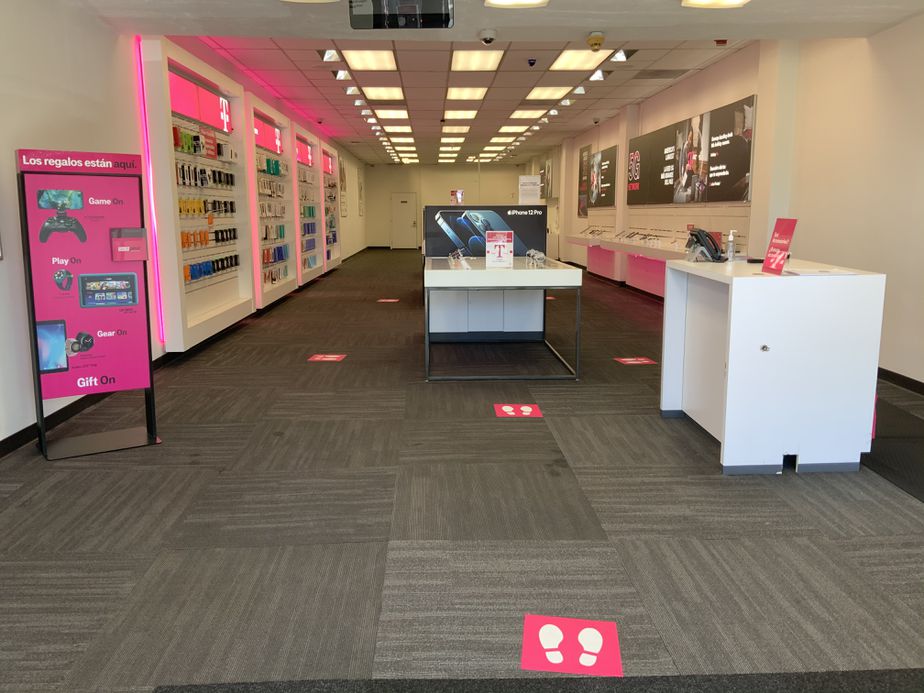 Foto del interior de la tienda T-Mobile en Rosecrans Ave & Pioneer Blvd, Norwalk, CA
