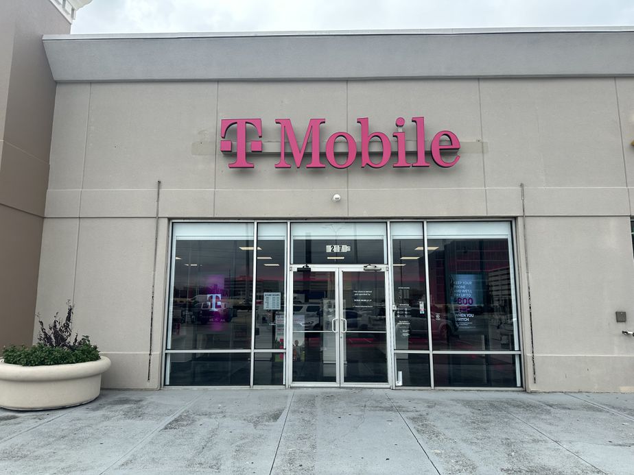 Foto del exterior de la tienda T-Mobile en I-10 & Dairy Ashford, Houston, TX