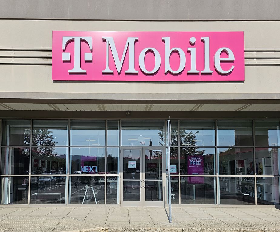 Exterior photo of T-Mobile Store at Target Plaza, North Haven, CT