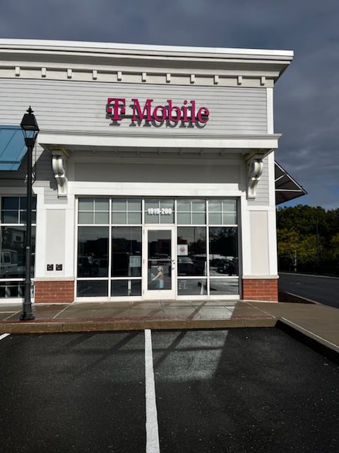 Exterior photo of T-Mobile Store at Guilford Commons, Guilford, CT