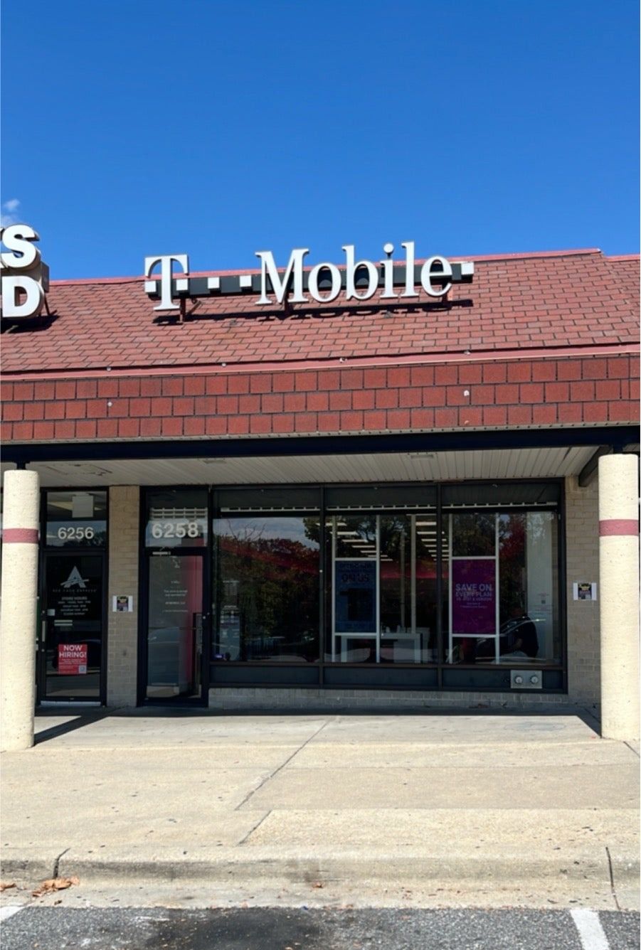 Foto del exterior de la tienda T-Mobile en Addison Shopping Center, Seat Pleasant, MD